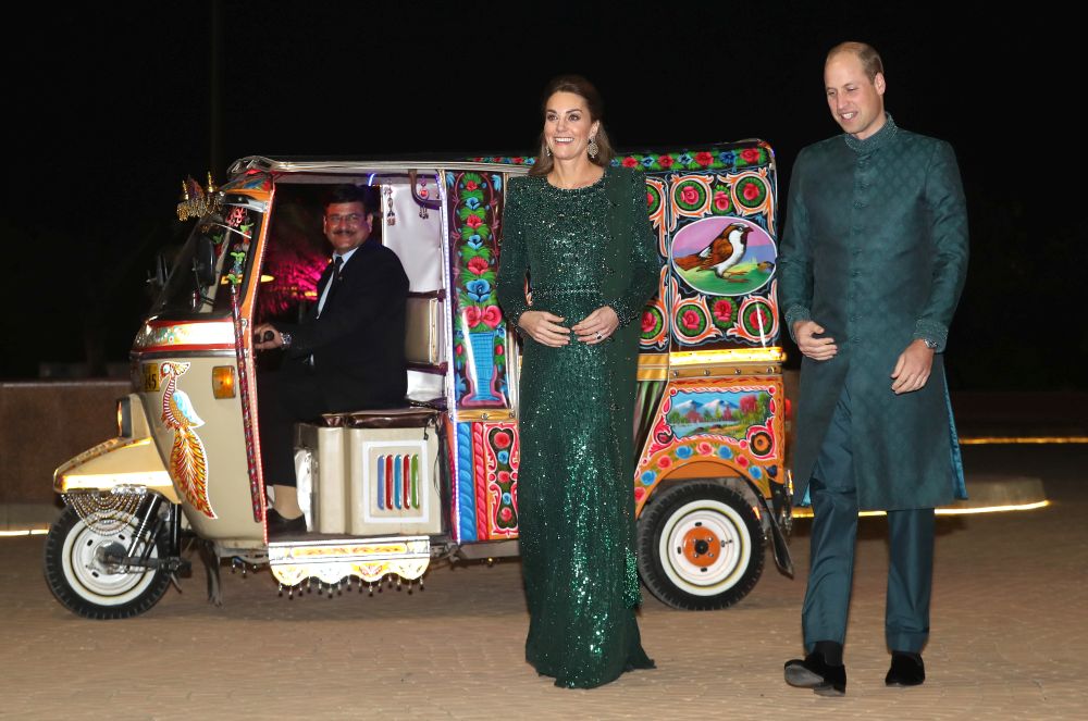 И принц Уилям облече традиционен пакистански костюм, Кейт блести в изумруд