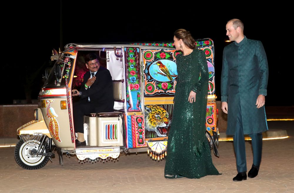 И принц Уилям облече традиционен пакистански костюм, Кейт блести в изумруд