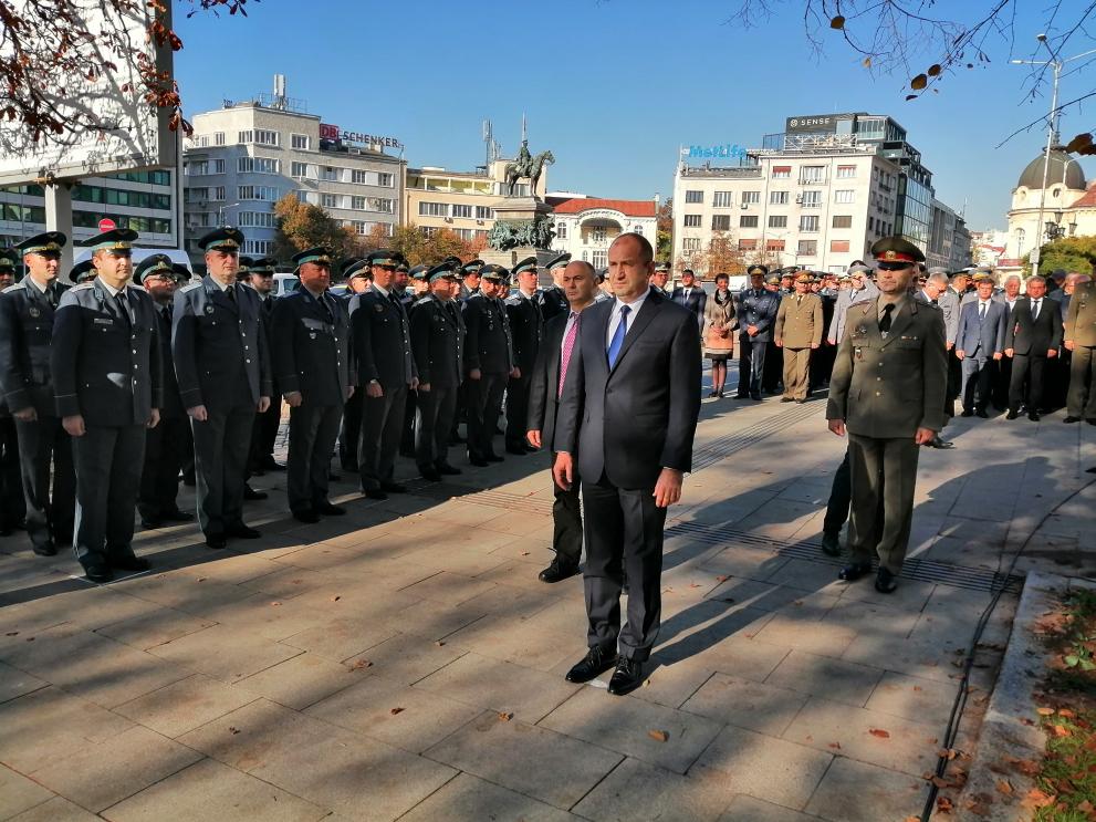 Президентът Румен Радев положи венец пред Паметника на летеца