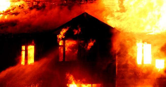 Мощен пожар в чилийската столица Сантяго Горя сграда в която