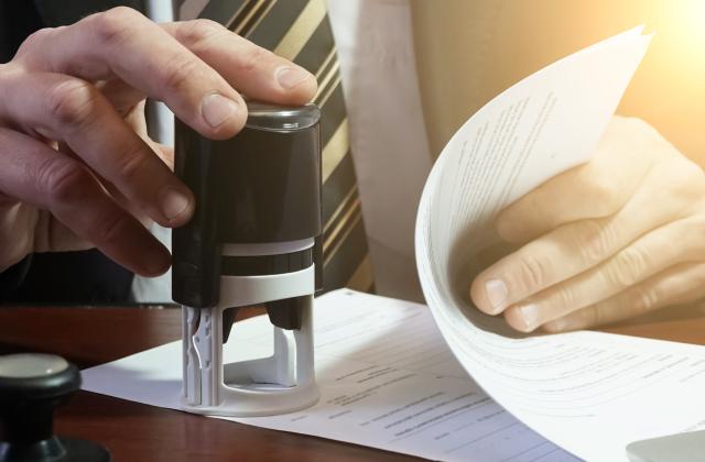 Служители в държавната администрация, заемащи еднакви позиции, се оплакват, че