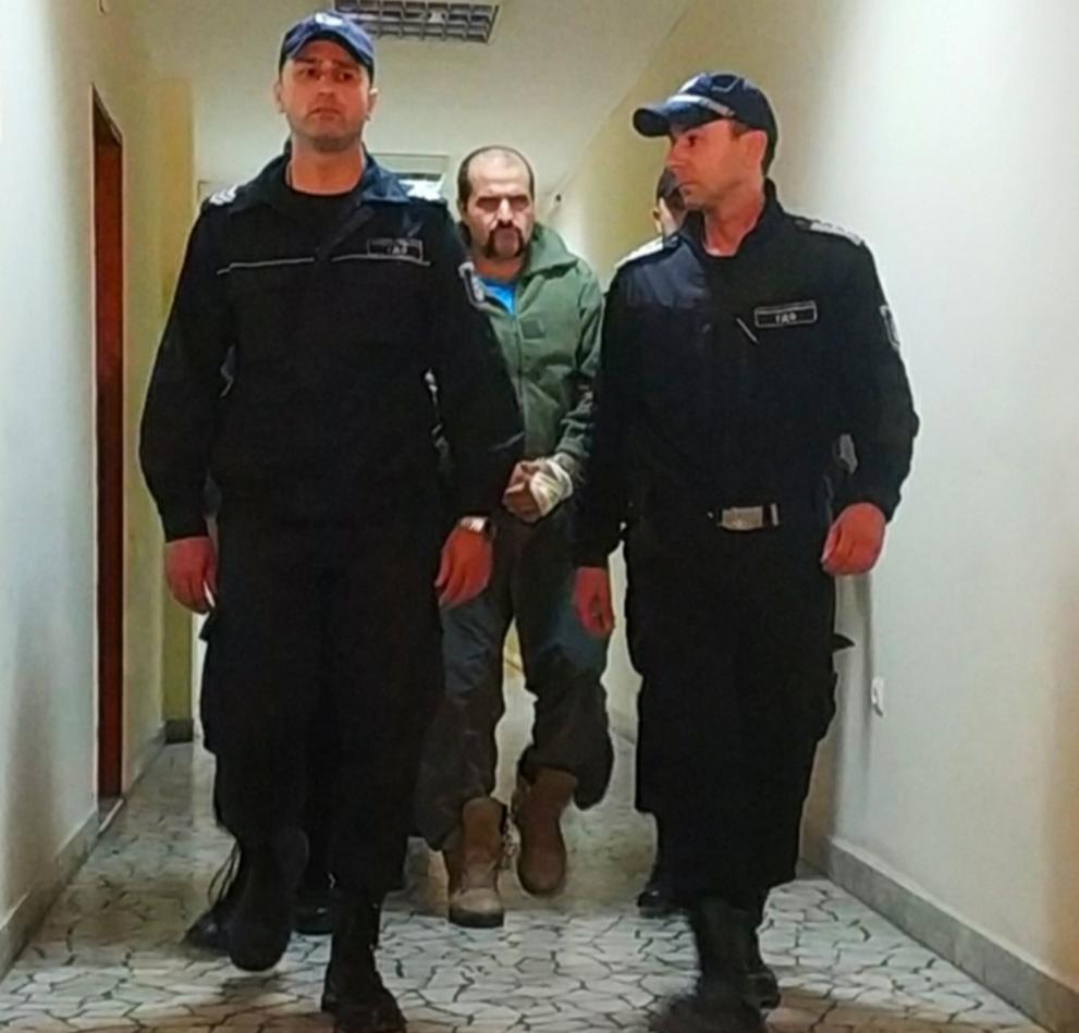 Иван Пачевиев бе доведен в съда окован с белезници на ръцете и краката.