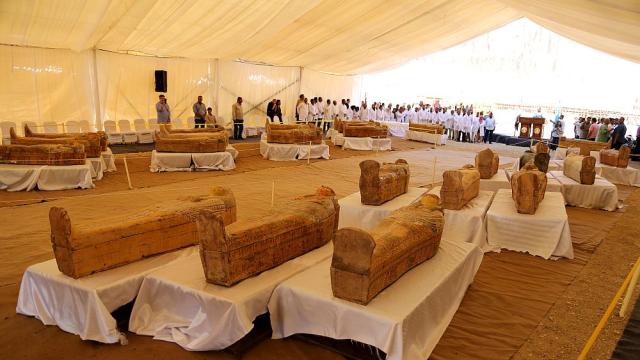 Археолози откриха 30 мумии в Египет 