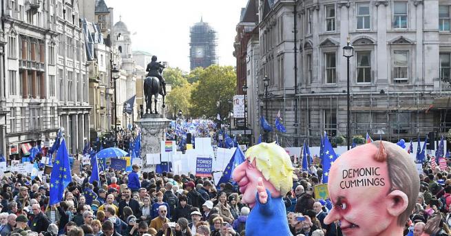 Десетки хиляди протестират днес в Лондон срещу Брекзит докато депутатите
