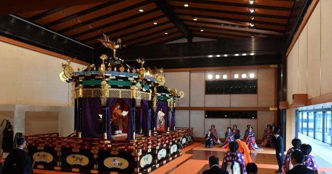 Японският император Нарухито посети три шинтоистки храма в императорския дворец