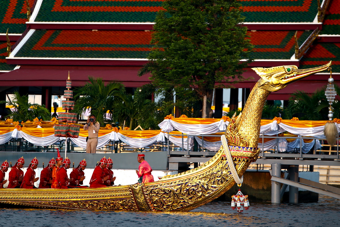 <p>Кораби на Военноморските сили на Кралския флот на Тайланд подреждат кралската баржа Suphannahong по време на репетиция за шествието на кралските баржи в чест на коронацията на краля на Тайланд Рама X по протежение на река Чао Прая в Банкок, Тайланд</p>