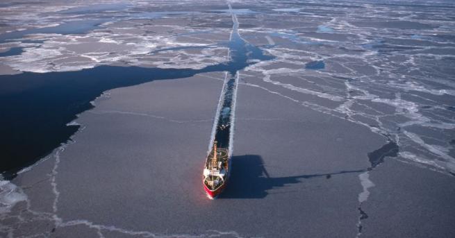 Руски ледоразбивач подаде сигнал за бедствие край бреговете на Норвегия