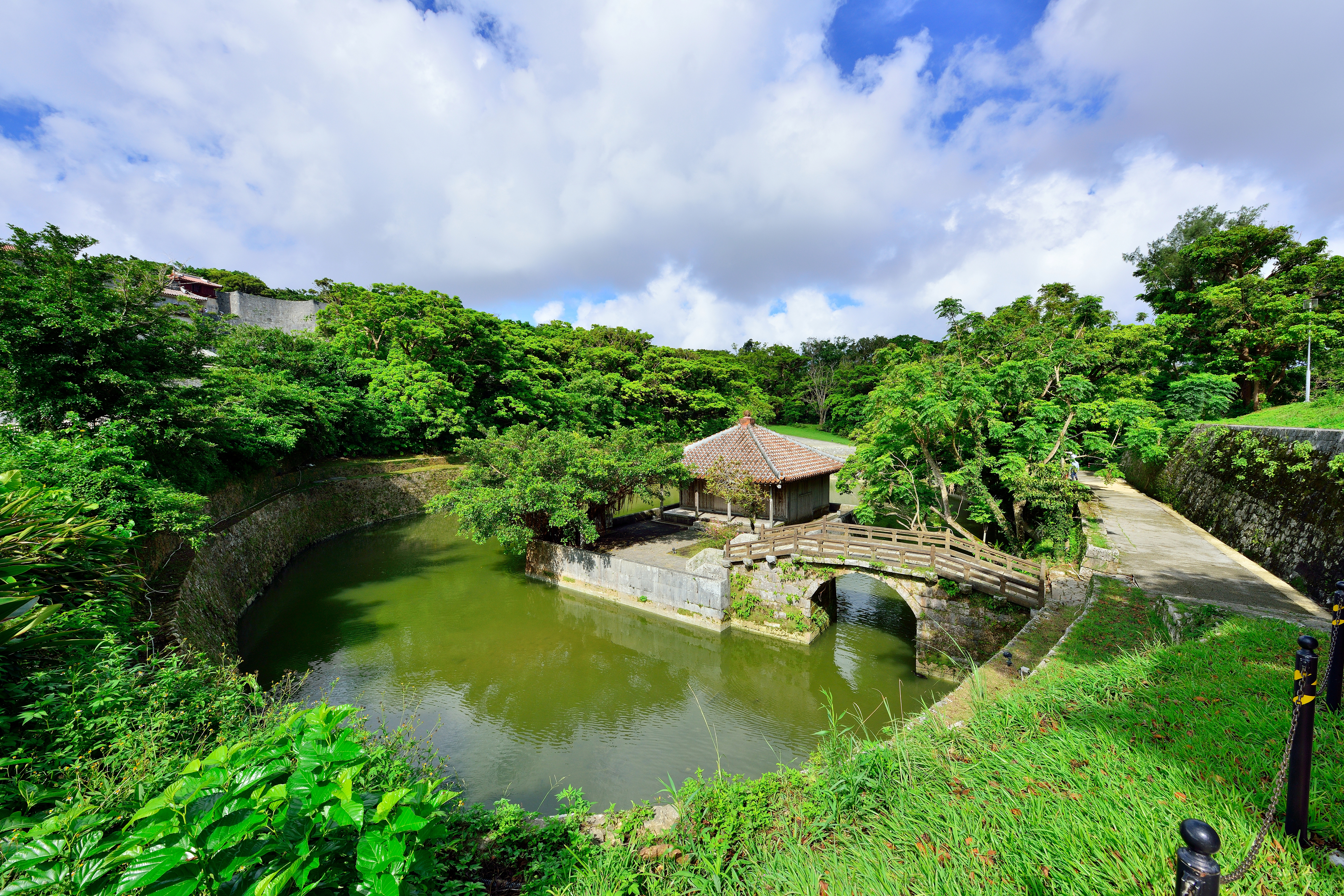 <p>Окинава е най-южната японска префектура, която се състои от стотици острови и се разпростира на дължина от 1000 км от най-южният основен японски остров Кюшу до Тайван. Окинава е с население от 1 318 218 жители.</p>