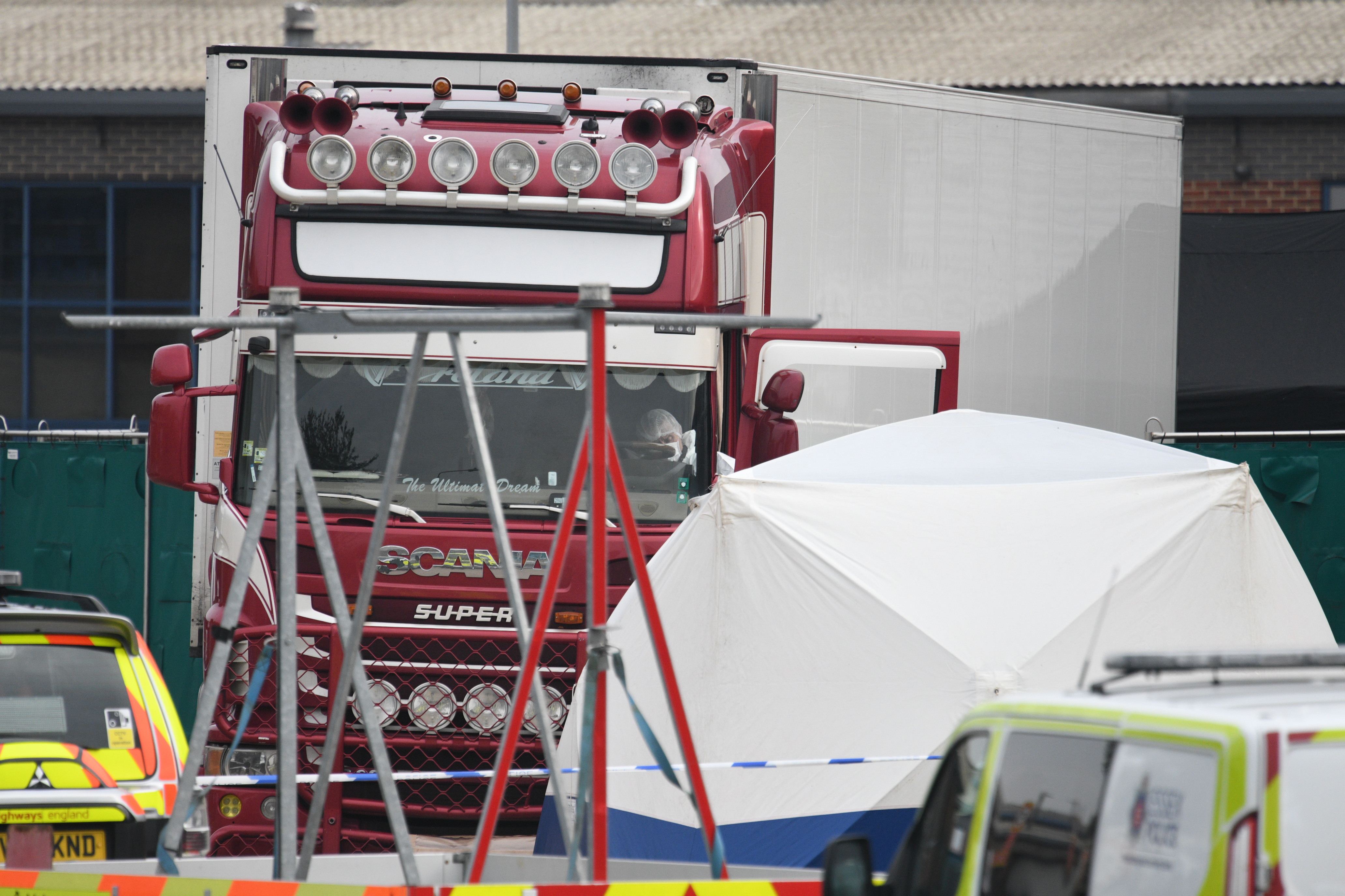 Английската полиция арестува 25-годишен шофьор на тир от Северна Ирландия по подозрение за масово убийство, след като в контейнер в Есекс бяха намерени 39 тела. Разследващите смятат, че камионът е дошъл от България.