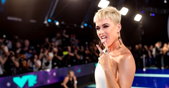 Американската поп звезда Кейти Пери беше дадена на съд от