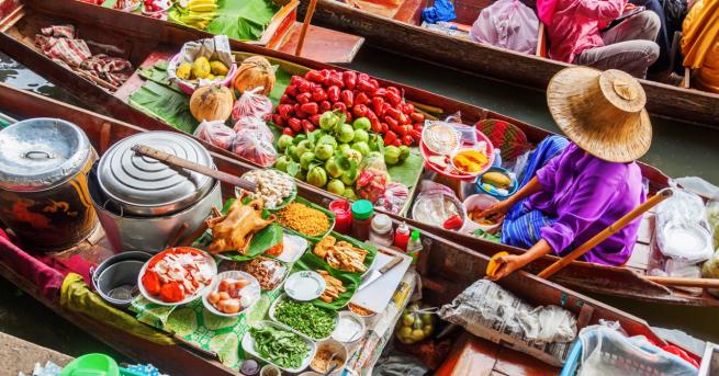 Любопитно Екзотично и вълнуващо Плаващите пазари на Тайланд Как изглежда