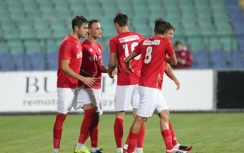 ЦСКА 1948 отнесе с 4:0 Нефтохимик в предпоследния мач от