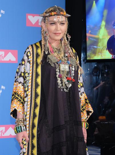 <p><b>Мадона</b></p>

<p>Изглежда, че певицата колекционира къщи в Обединеното Кралство. Към този момент тя притежава шест, последната от които се намира в престижния квартал Нотинг Хил&nbsp;в Лондон.</p>