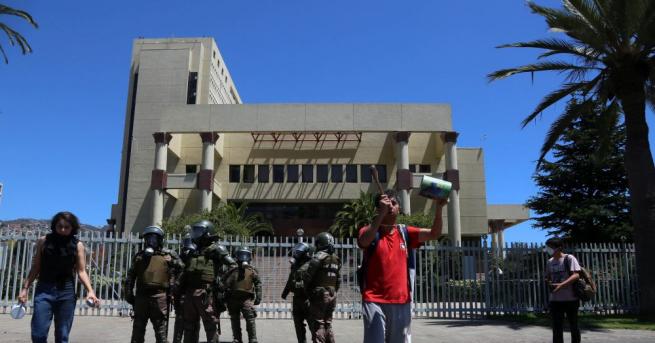 Сградата на чилийския парламент бе евакуирана след като няколко протестиращи