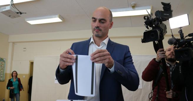 Кандидатът за градоначалник на София арх Борислав Игнатов гласува на