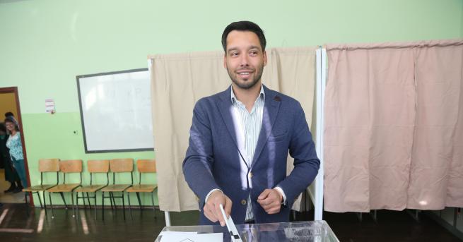 Кандидат кметът на София Борис Бонев упражни правото си на вот