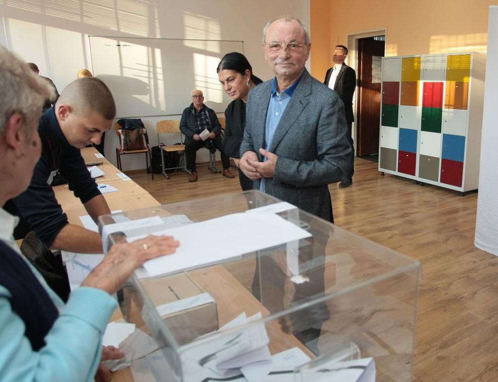 Малко преди 8:00 ч. почетният председател на ДПС д-р Ахмед