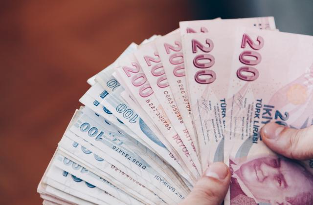 Курсът на турската лира спрямо долара отново достигна исторически минимум,