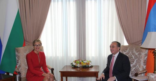 Вицепремиерът и министър на външните работи Екатерина Захариева и външният