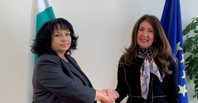Българският енергиен министър Теменужка Петкова и извънредният и пълномощен посланик
