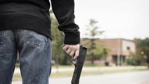 Криминално проявен мъж е задържан за безразборна стрелба с пистолет