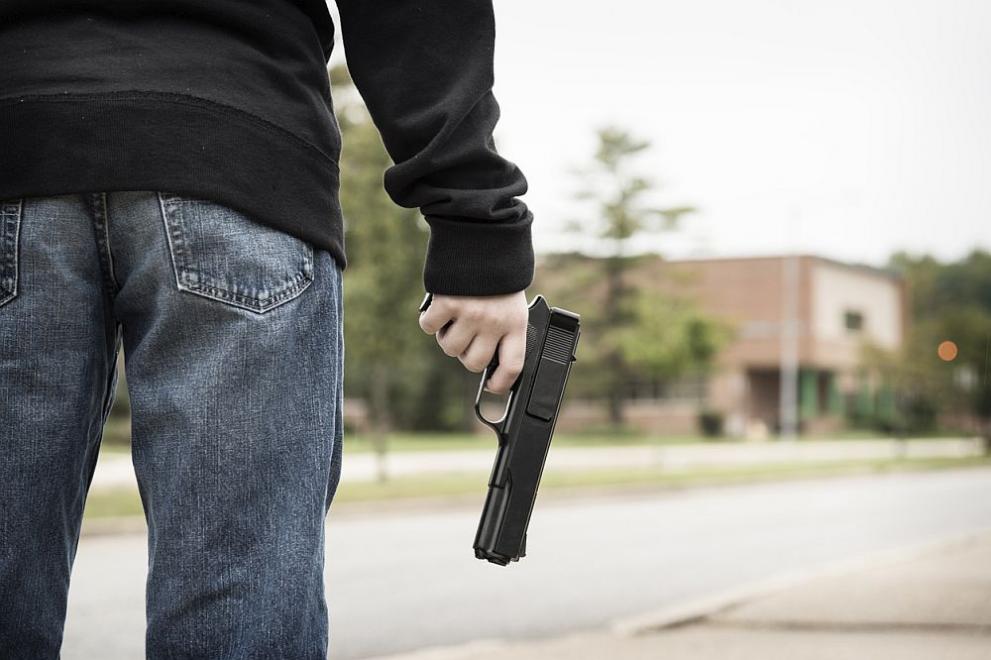Криминално проявен мъж е задържан за безразборна стрелба с пистолет