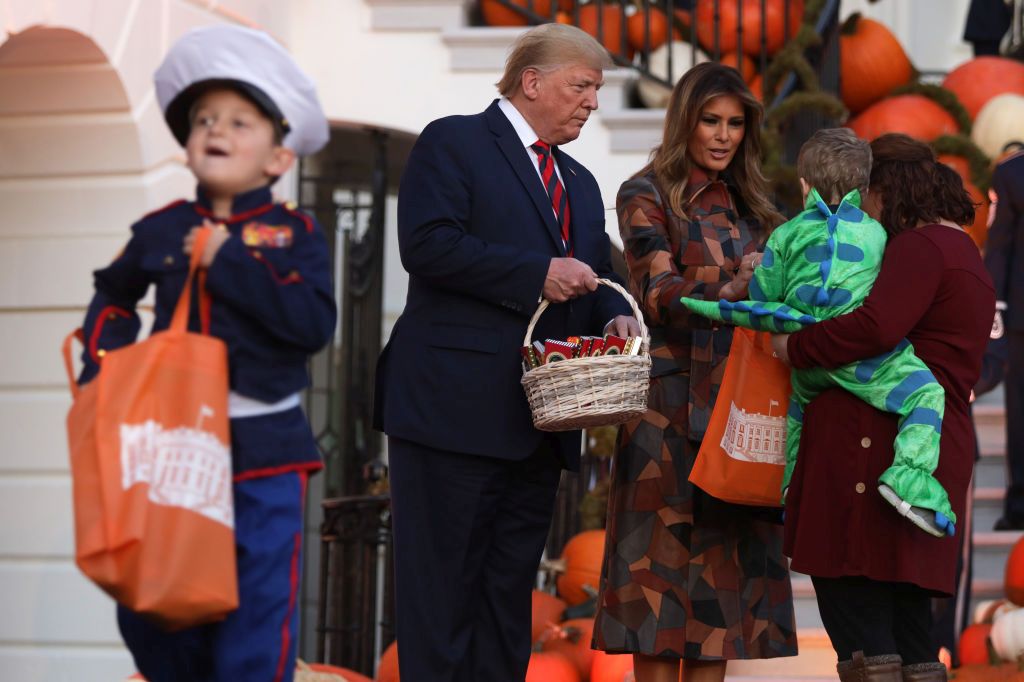 Доналд и Мелания Тръмп раздадоха бонбони за Хелоуин на парти в Белия дом