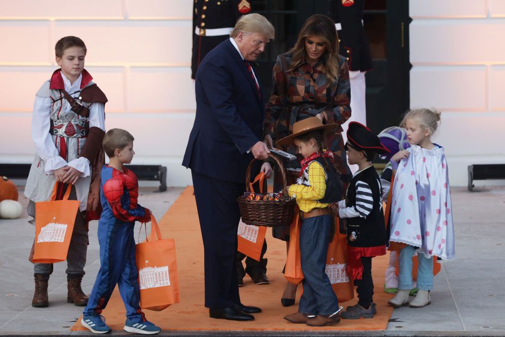 Доналд и Мелания Тръмп раздадоха бонбони за Хелоуин на парти в Белия дом