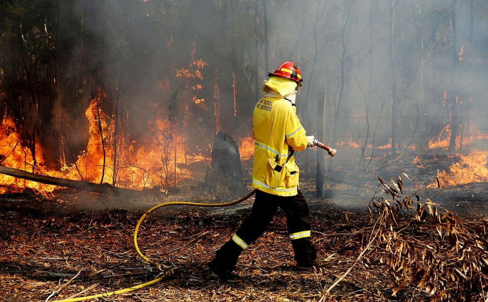 Десетки горски пожари вилнеят по източното крайбрежие на Австралия. Те