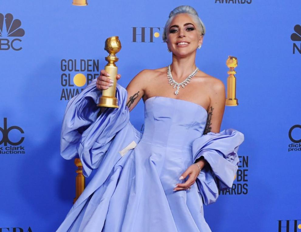 Става дума за роклята, с която Лейди Гага се появи на червения килим на „Златния глобус“ миналата година