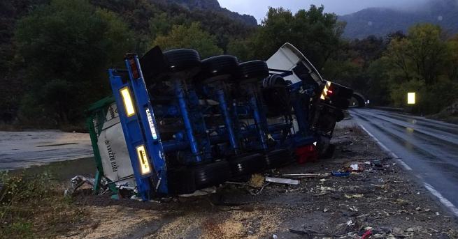 Шофьор на камион загина при катастрофа в Кресненското дефиле предаде