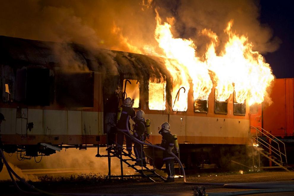 Австрийските власти евакуираха стотици пътници от влак заради пожар в