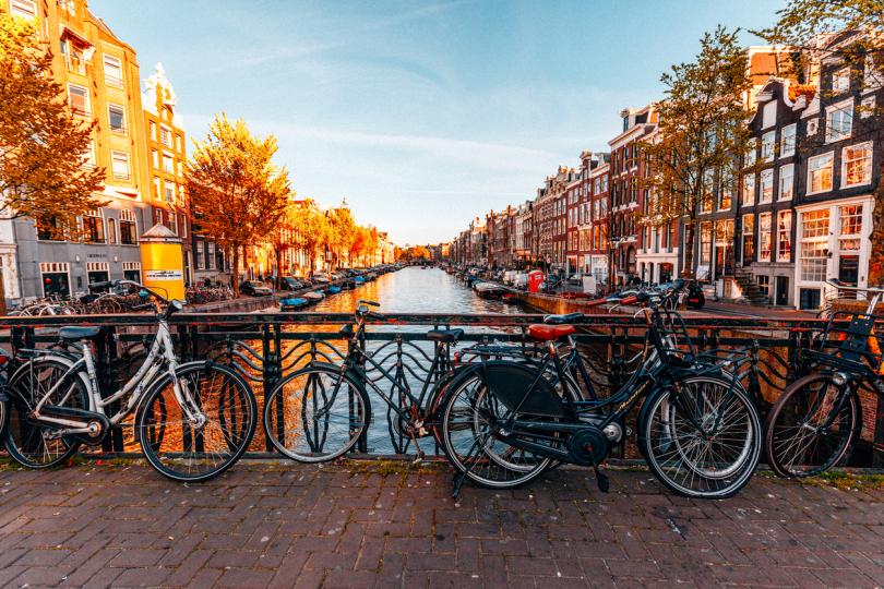 <p><strong>Холандия</strong><br />
<br />
Честно казано, Амстердам е град, който е красив по всяко време на годината, но през есента придобива ново колоритно и романтично измерение.</p>