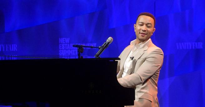 Джон Леджънд и Кели Кларксън презаписаха коледната класика Baby It 39 s