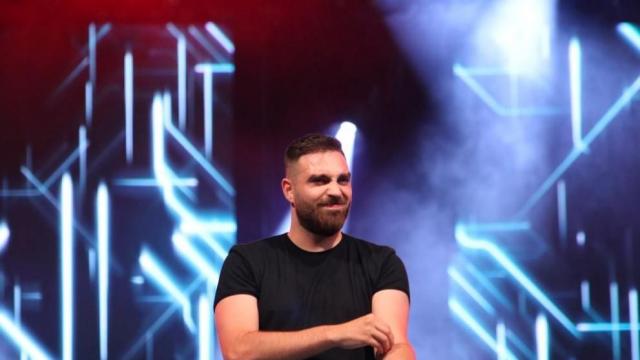 Тото от „Скандау“ и Кристин с погача за бебето (ВИДЕО)
