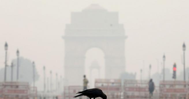 Делхи обяви извънредно положение заради замърсяването на въздуха, като училищата