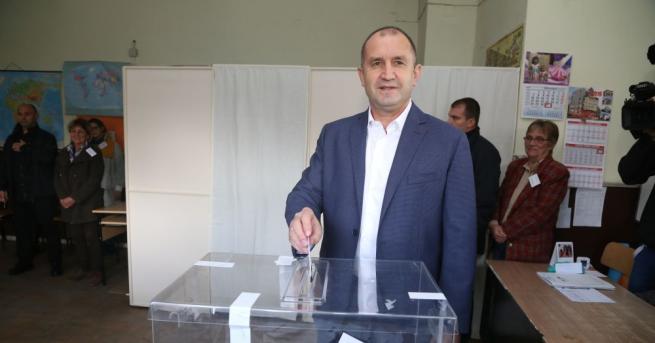 Президентът Румен Радевгласува на втория тур на местните избори Той