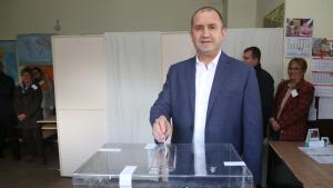 Държавният глава Румен Радев избра да гласува с машина Нека