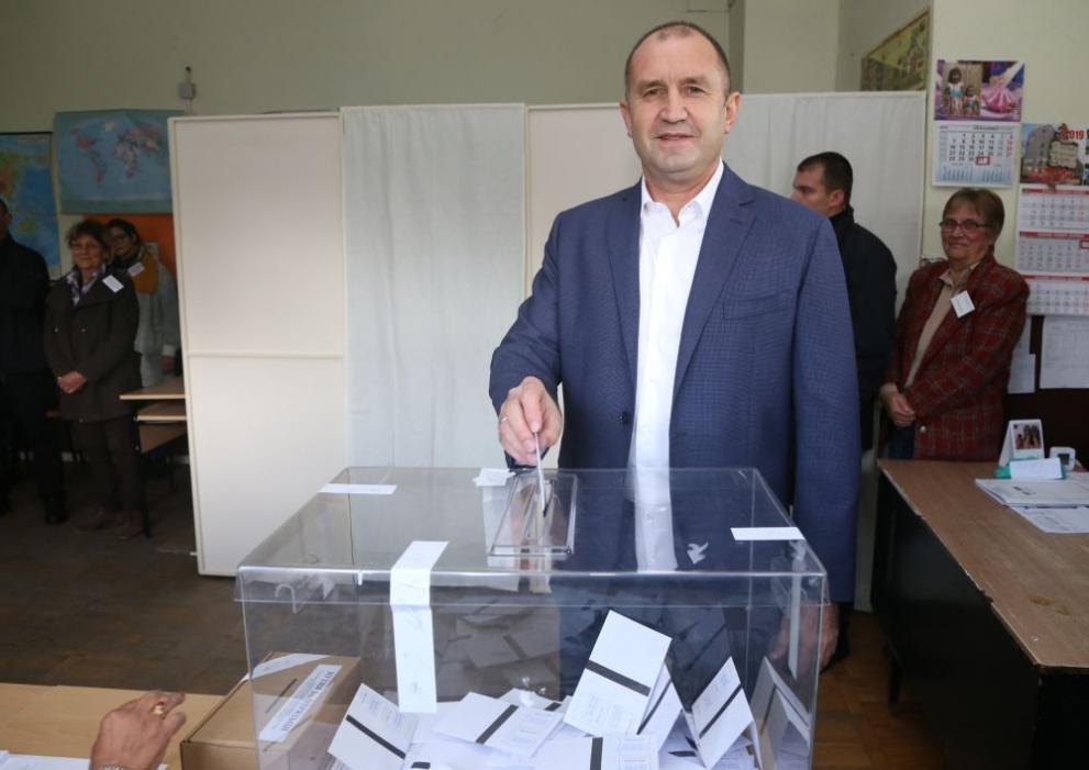 Държавният глава Румен Радев избра да гласува с машина. Нека