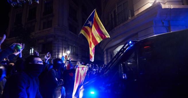 Няколко хиляди демонстранти в Барселона дрънкаха с тигани и тенджери