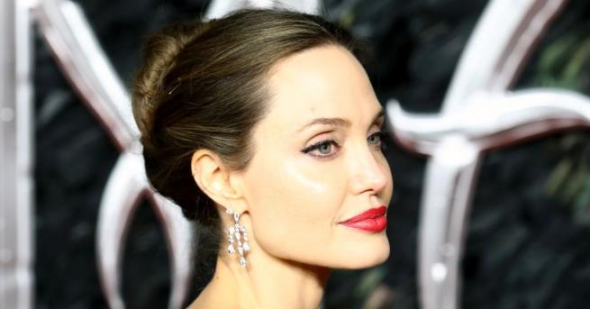 След развода с Брад Пит 44 годишната Анджелина Джоли е започнала
