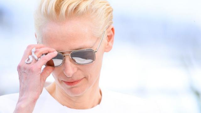 „Хамелеонът“ със студена красота Тилда Суинтън (ГАЛЕРИЯ)