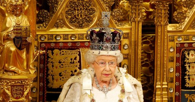 Кралица Елизабет Втора напусна Бъкингамския дворец и отпътува за двореца