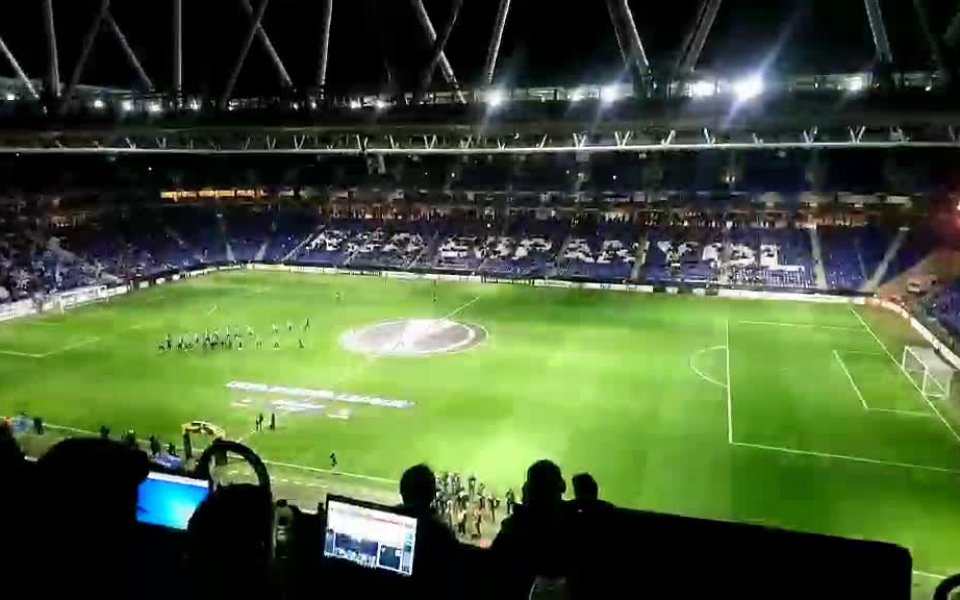 Прекрасно светлинно шоу видя "Корнея Ел Прат" преди срещата на