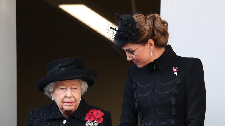 Кралиците също плачат: 5 редки фотографии на Елизабет Втора