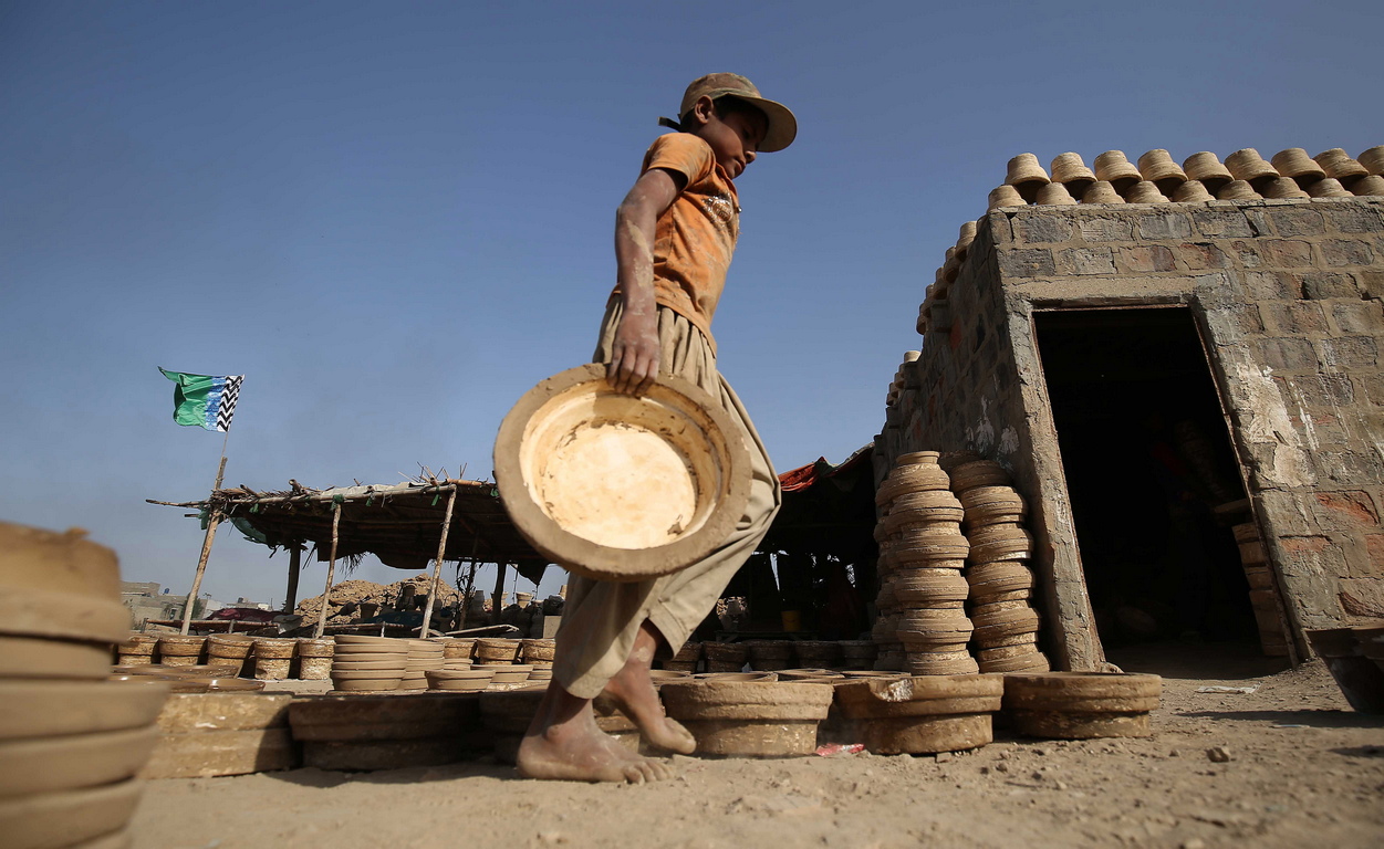 Работилница за глинени съдове в покрайнините на Карачи, Пакистан.