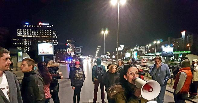 Жители на Младост блокират в този час движението по бул.