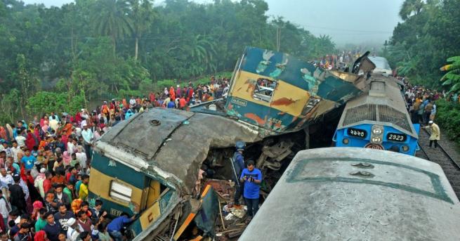 Два движещи се с висока скорост влака се сблъскаха в