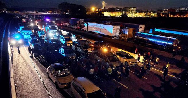 Автомагистралата АП7, свързваща Франция и Испания, продължава да е блокирана