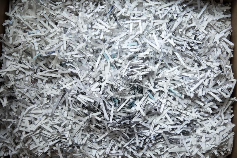 <p><strong>Нарязана на ивици хартия</strong></p>

<p>Тя е проблемна заради трудното сортиране на рециклируема хартия от нерециклируем материал. Нарязаната хартия може потенциално да запуши машините при рециклиране, затова по-добре да я отделите при отпадъците за торене.</p>